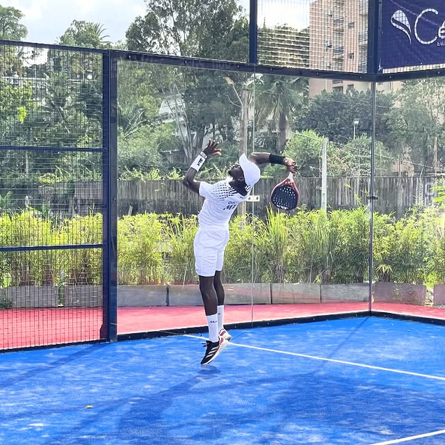 Smash de padel sur terrain couvert à Padelta Abidjan